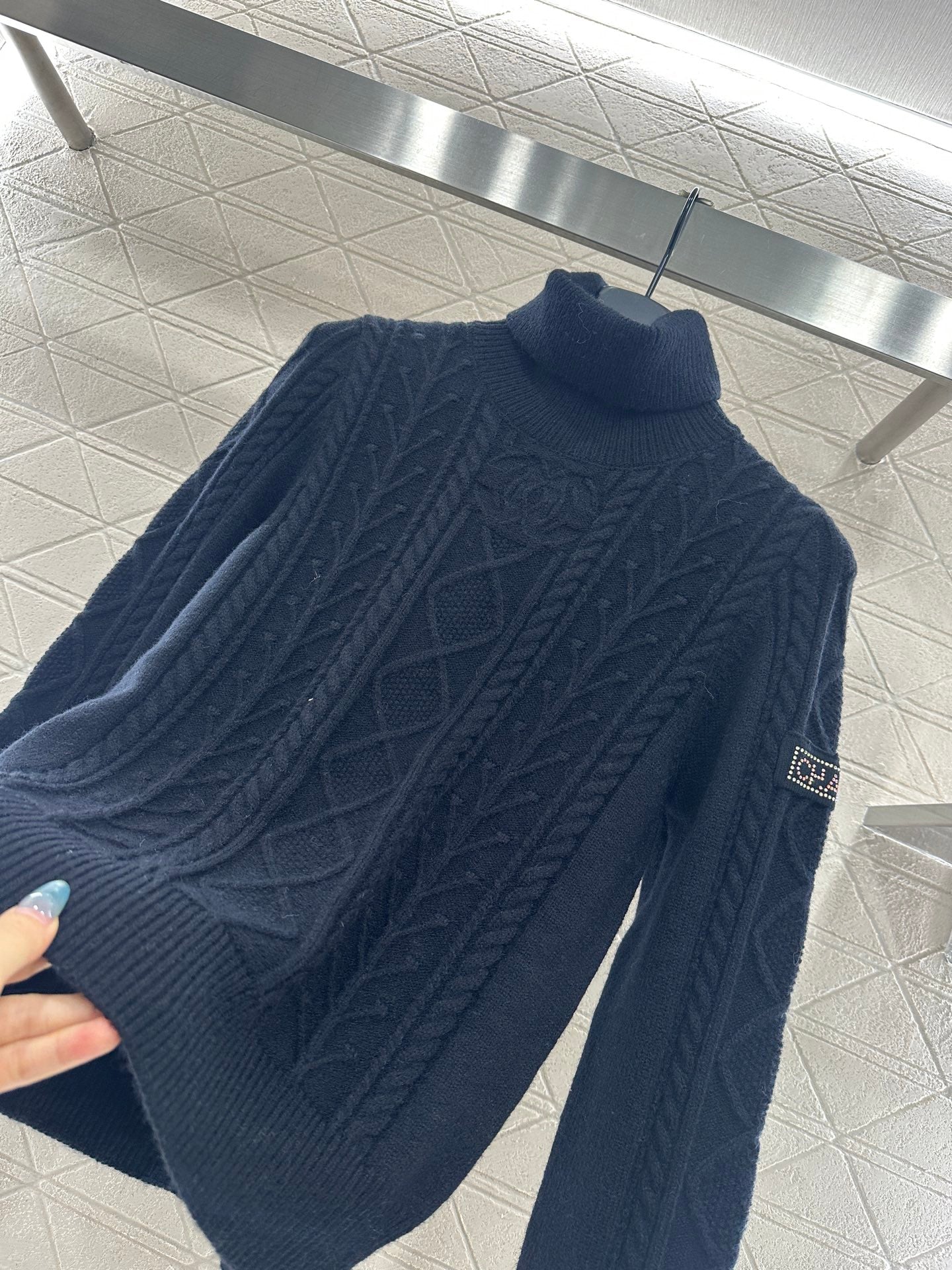 High neck sweater skiing series