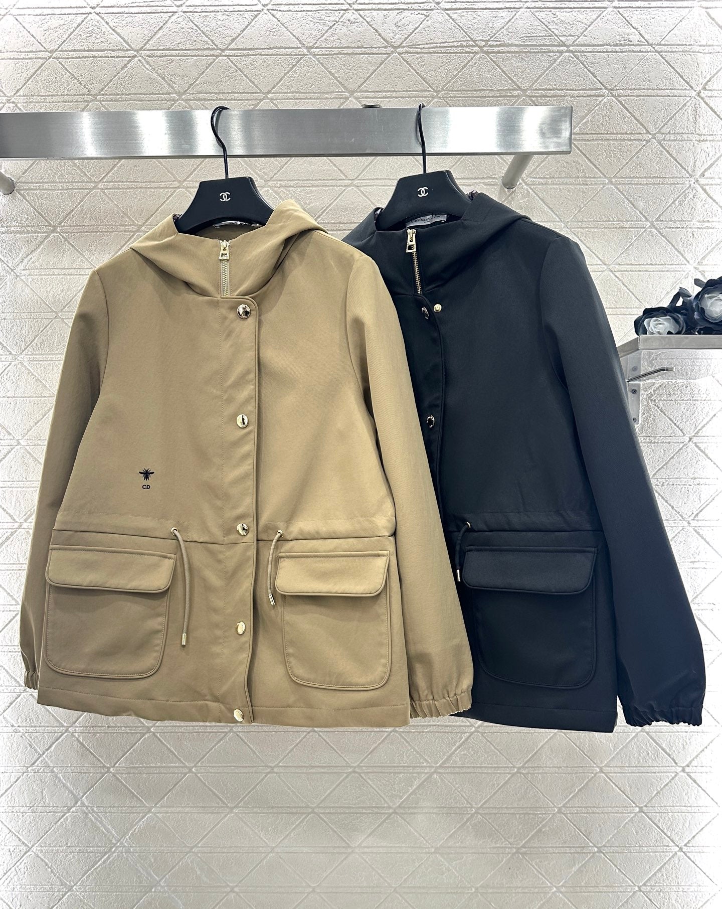 Hooded drawstring windbreaker jacket