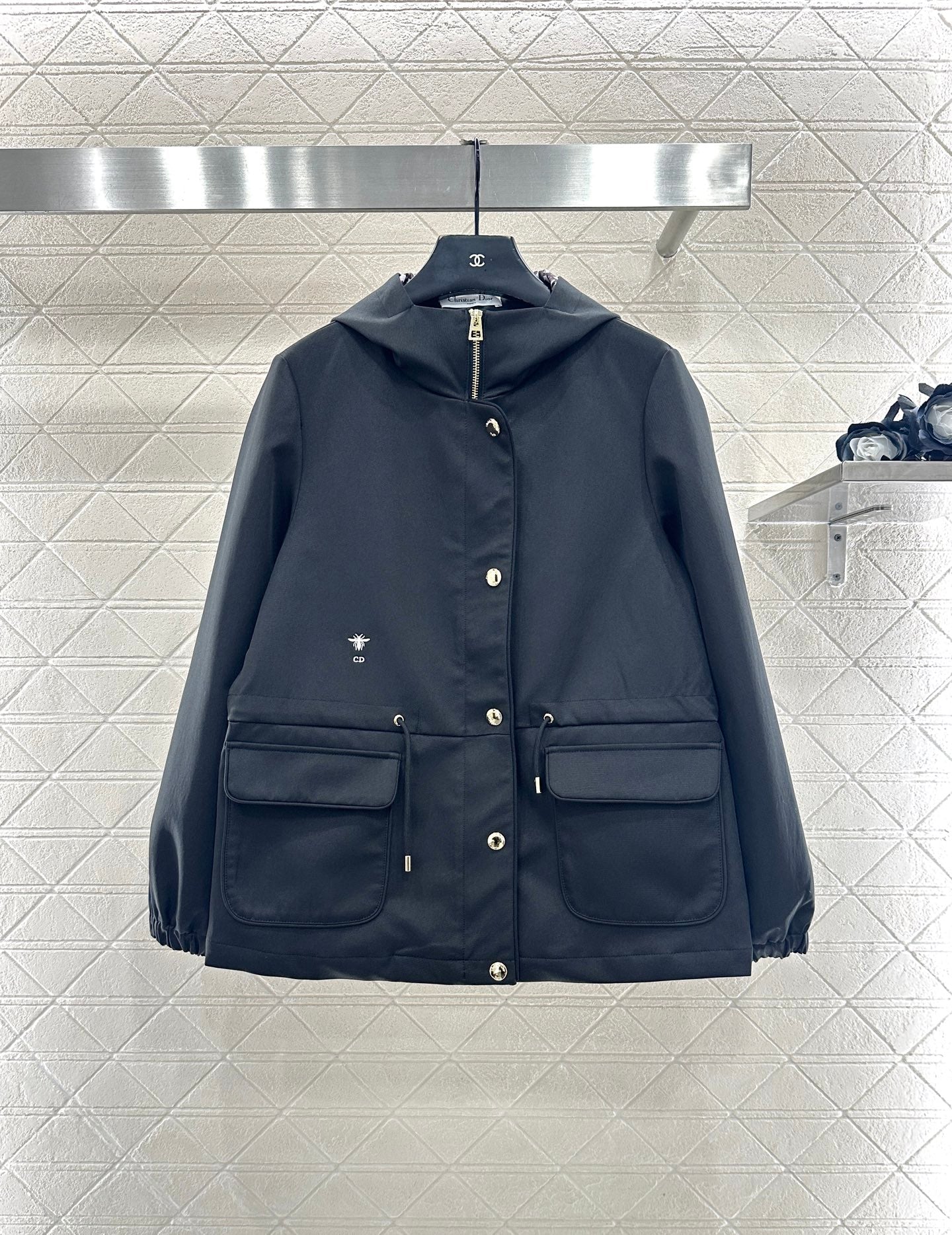 Hooded drawstring windbreaker jacket