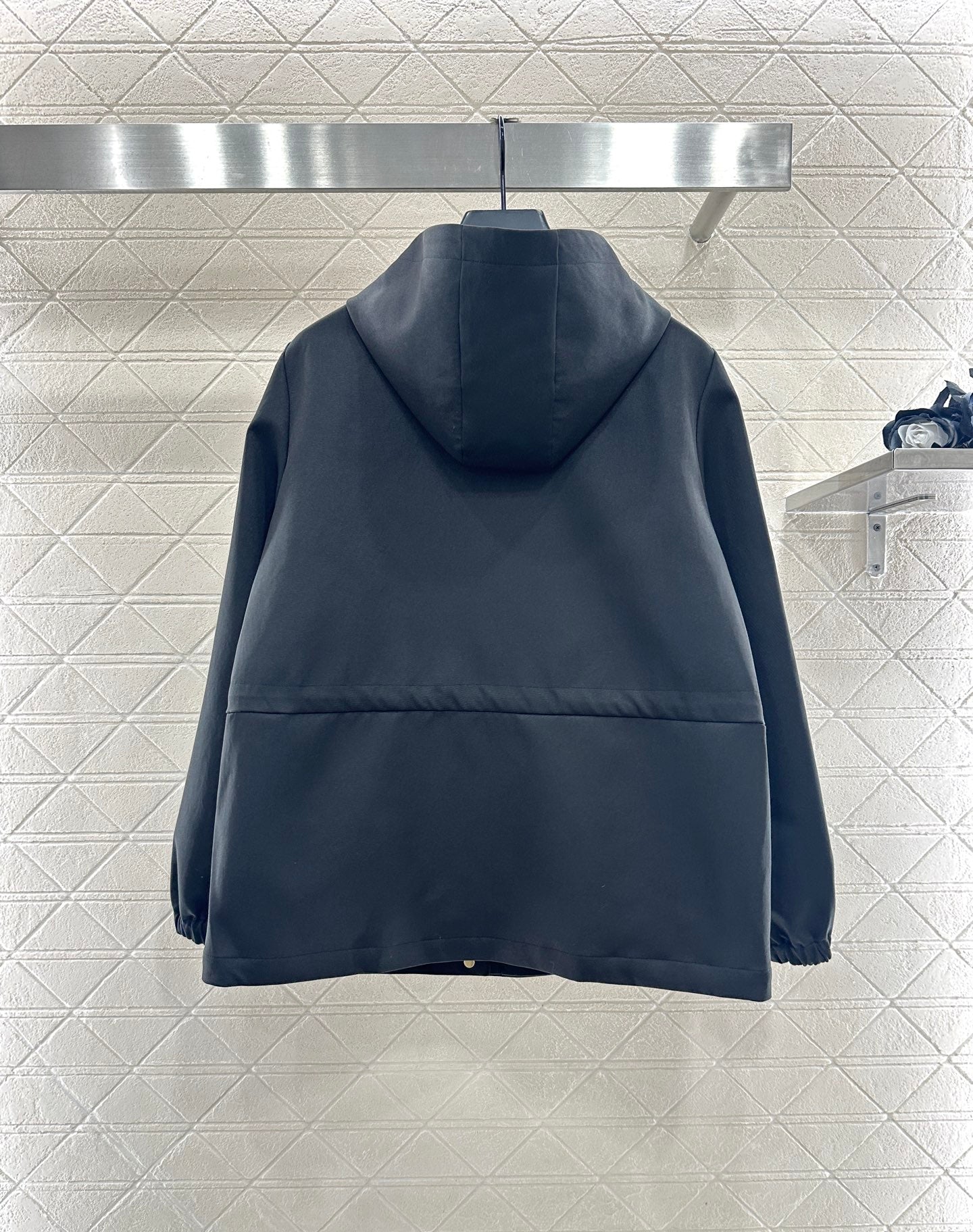 Hooded drawstring windbreaker jacket