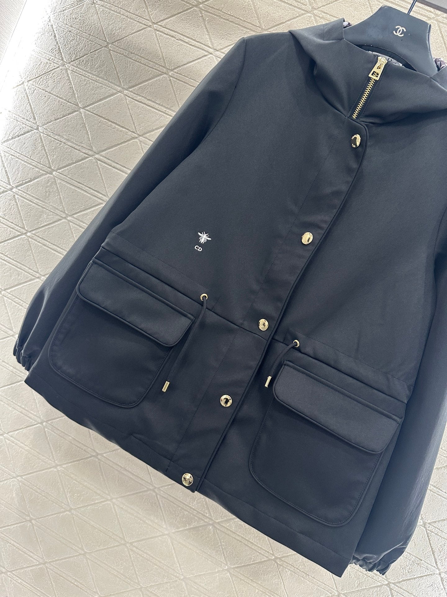 Hooded drawstring windbreaker jacket