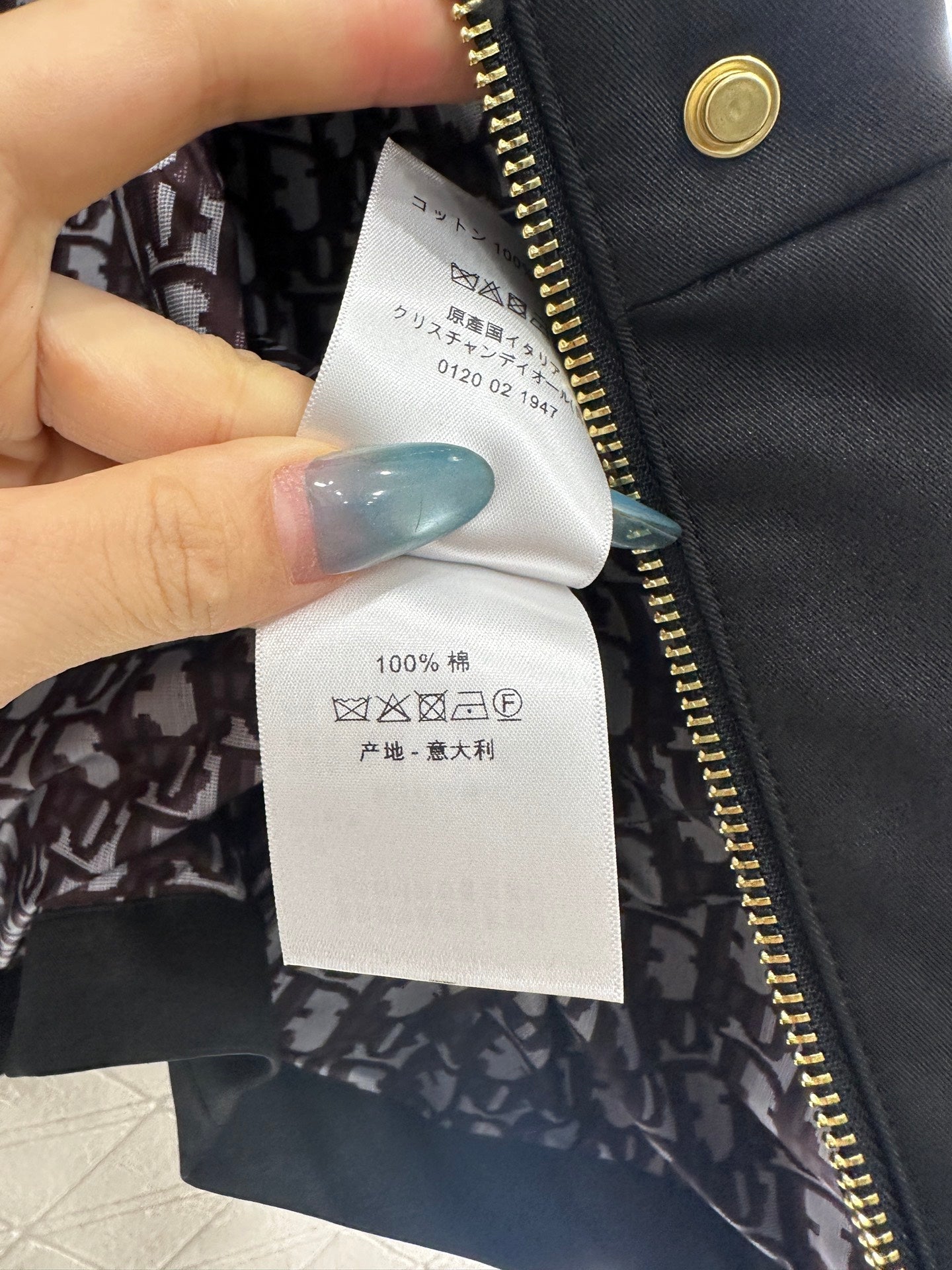 Hooded drawstring windbreaker jacket