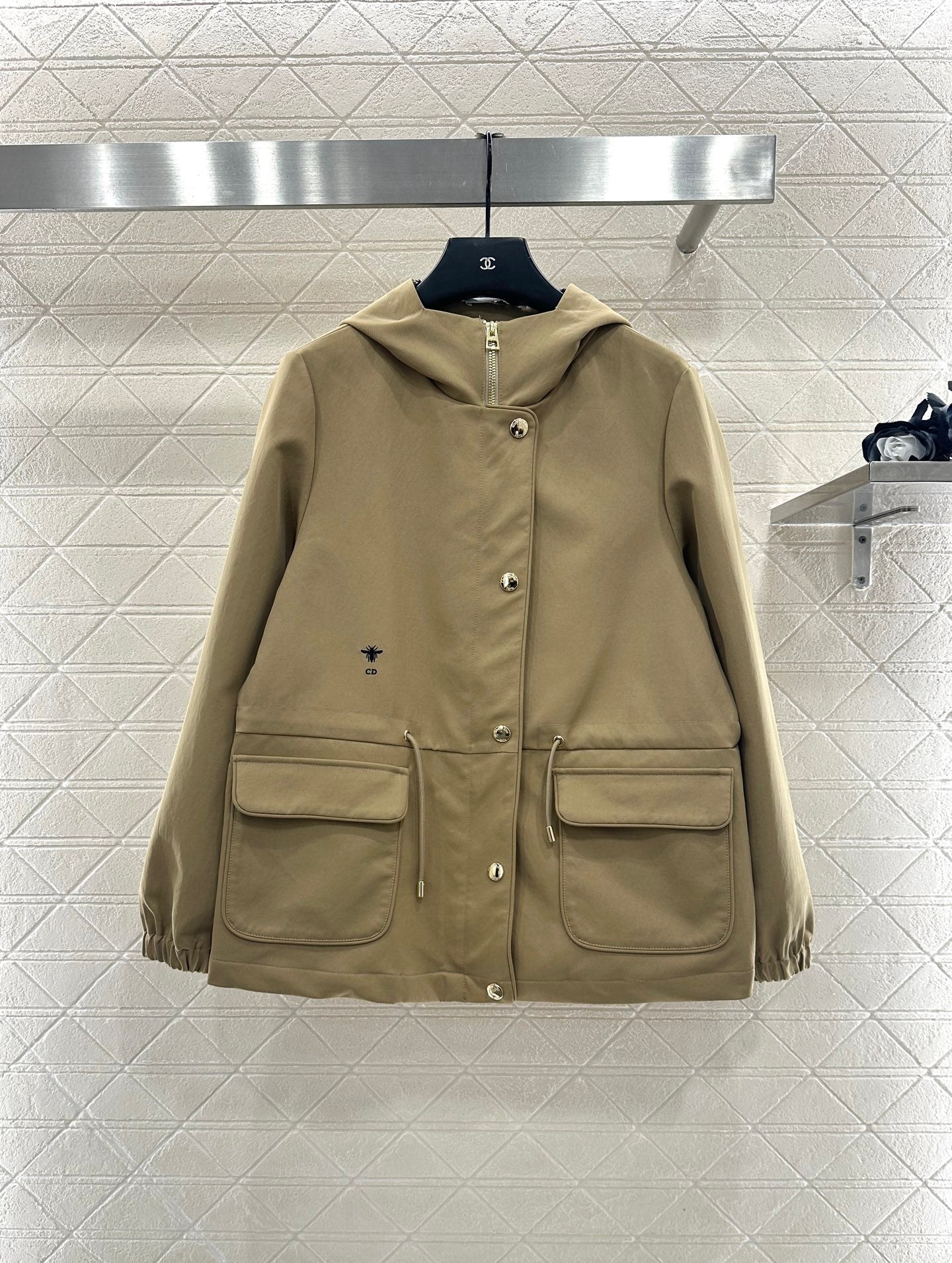 Hooded drawstring windbreaker jacket