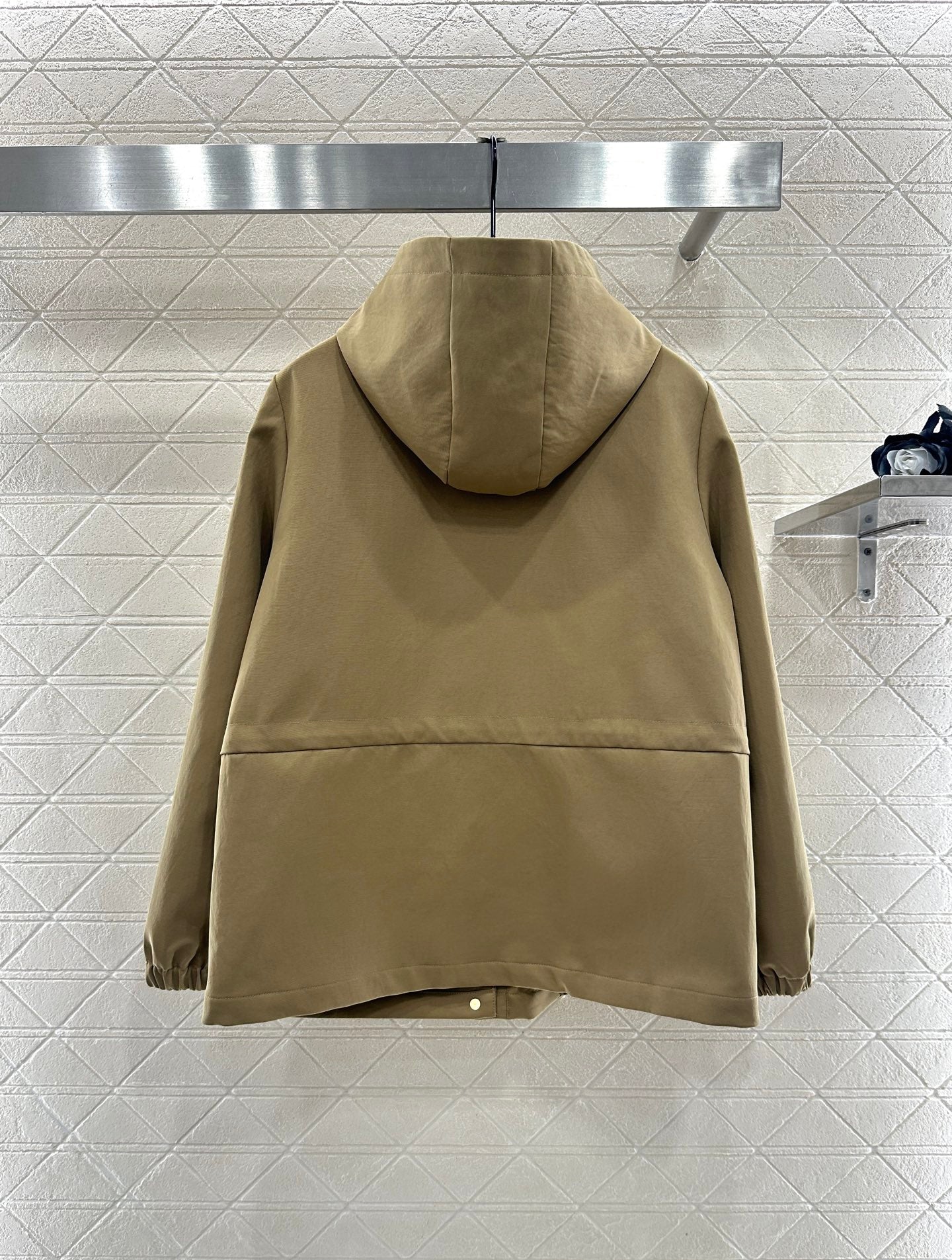 Hooded drawstring windbreaker jacket