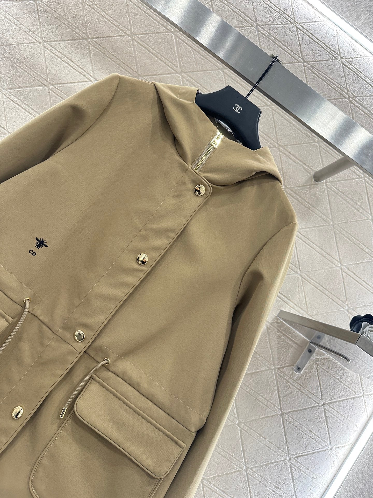 Hooded drawstring windbreaker jacket