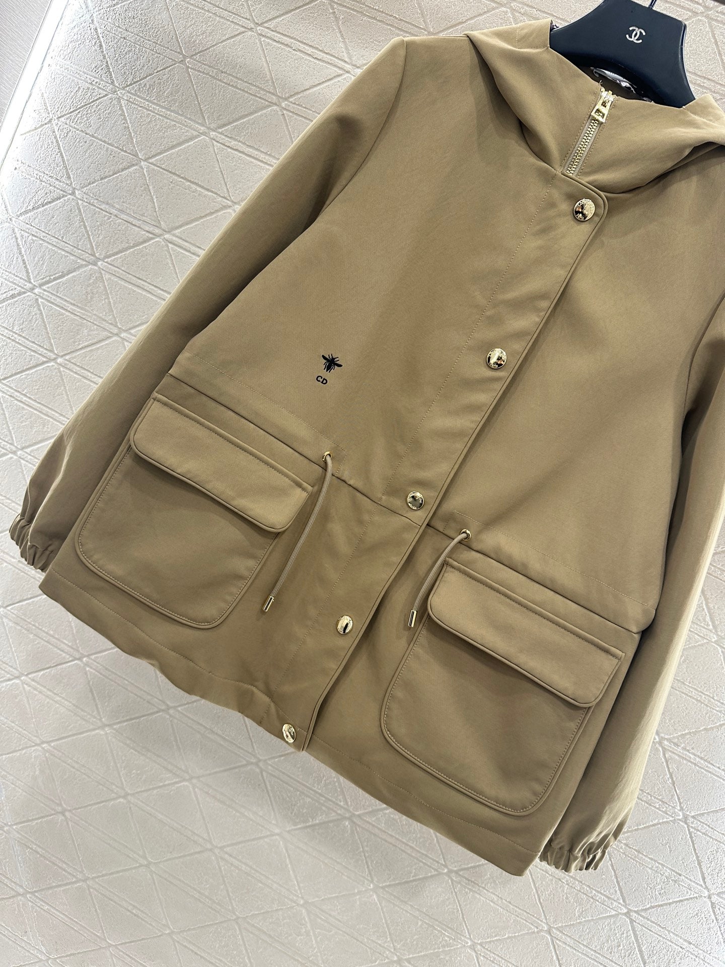 Hooded drawstring windbreaker jacket