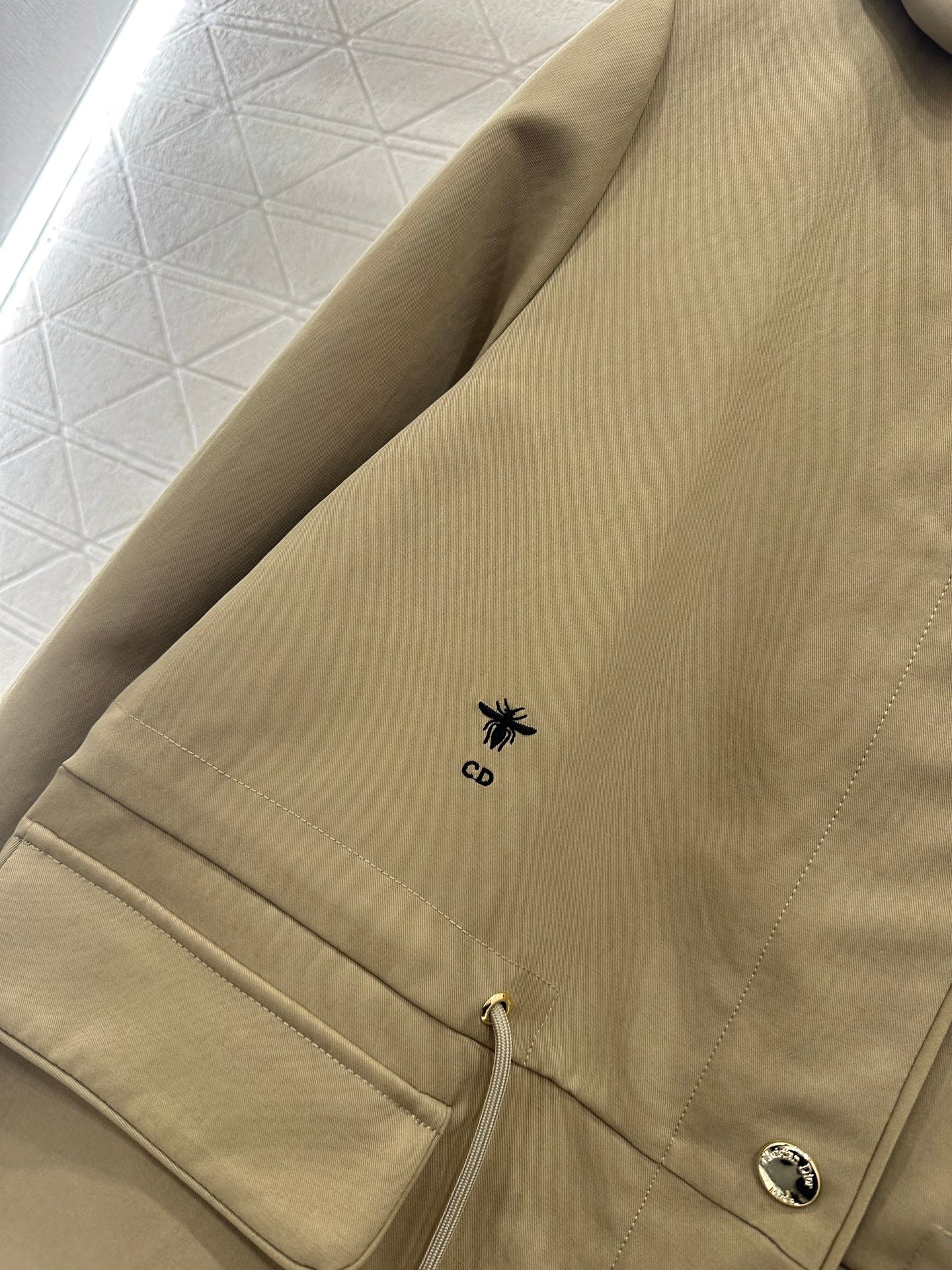 Hooded drawstring windbreaker jacket