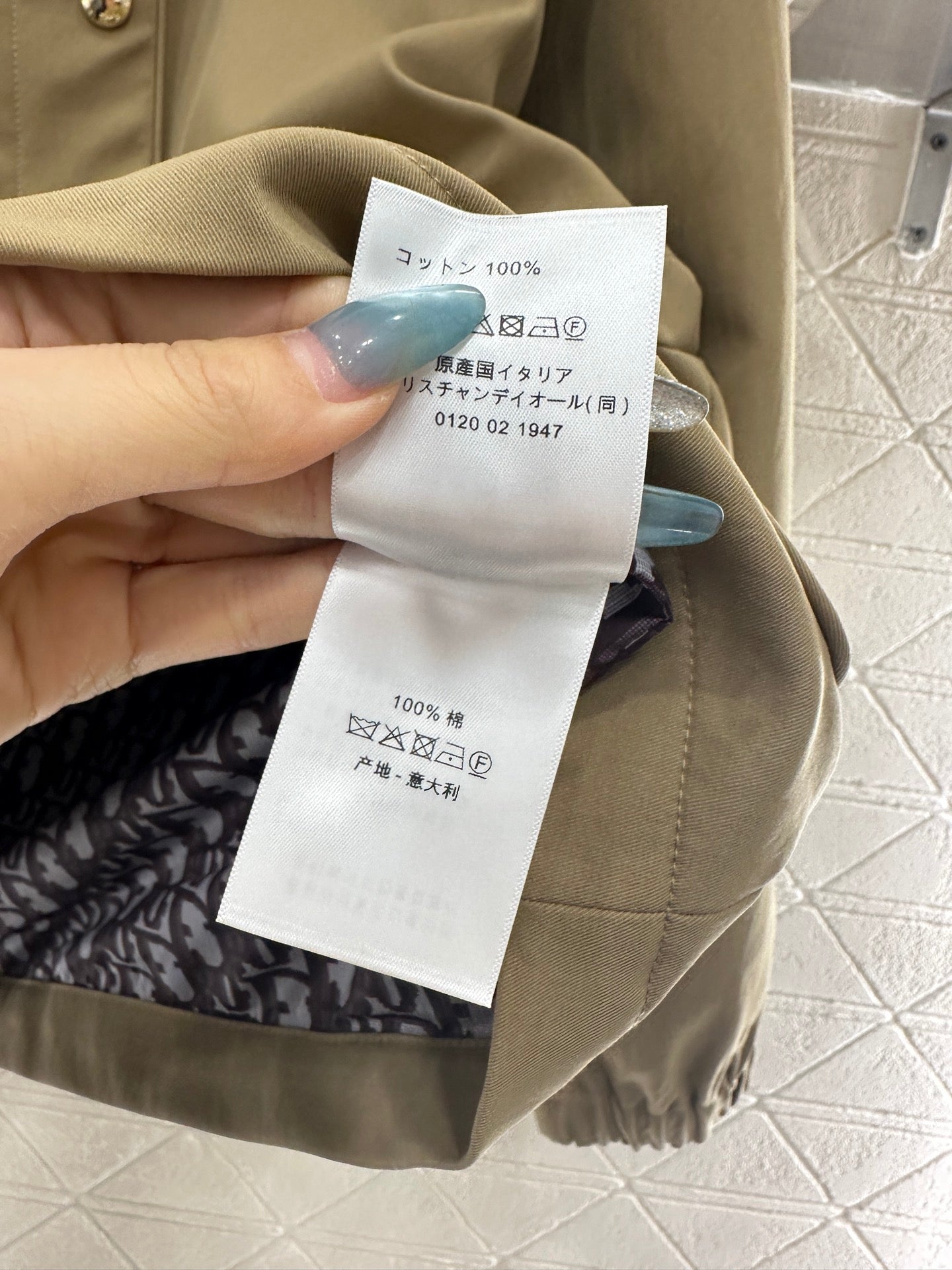 Hooded drawstring windbreaker jacket