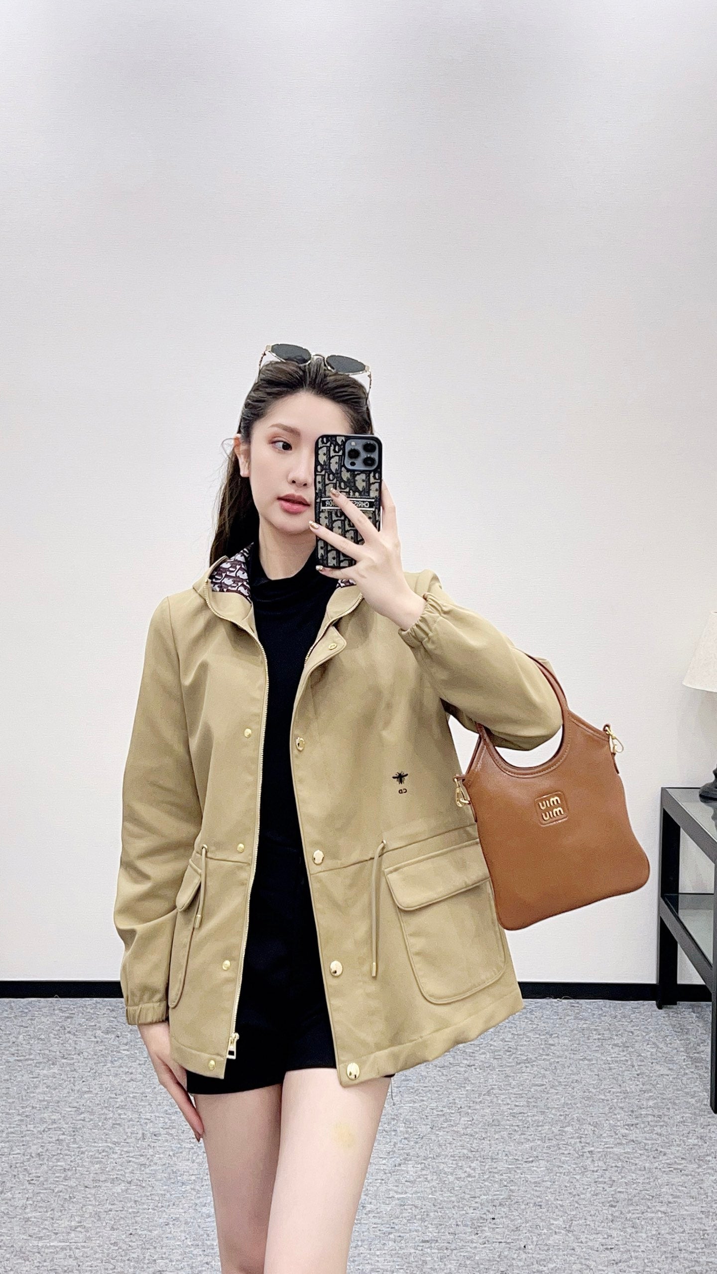 Hooded drawstring windbreaker jacket