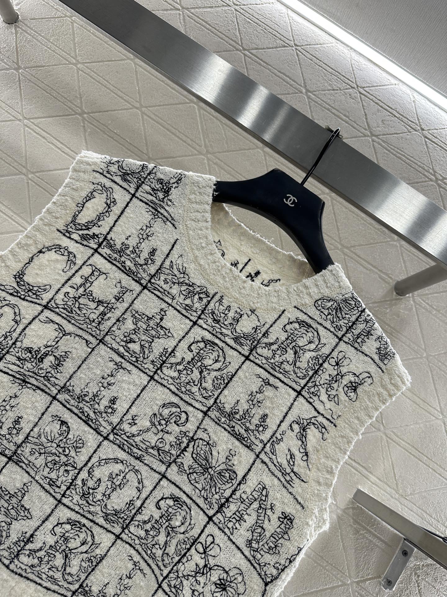 Letter jacquard knitted vest