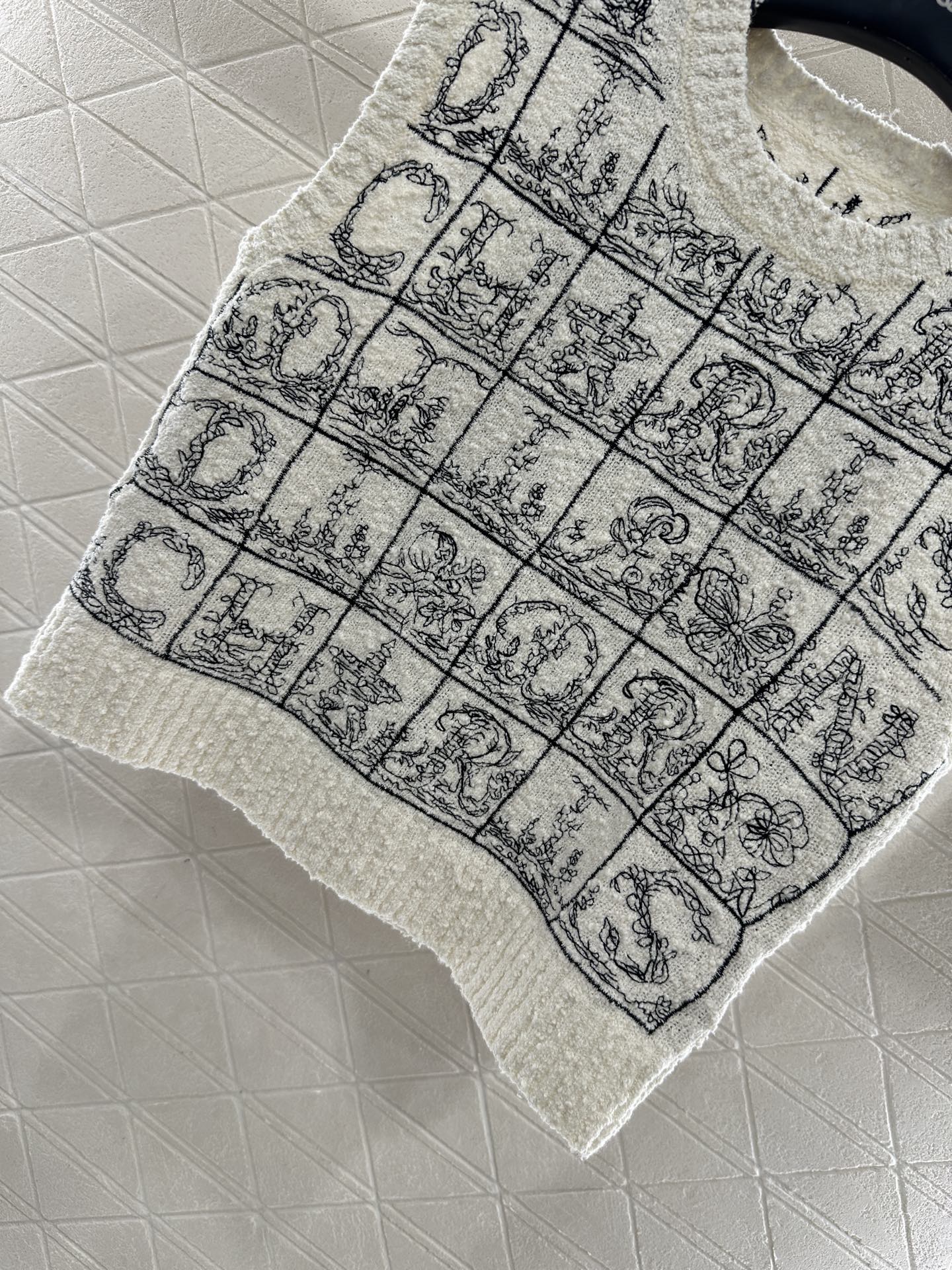 Letter jacquard knitted vest