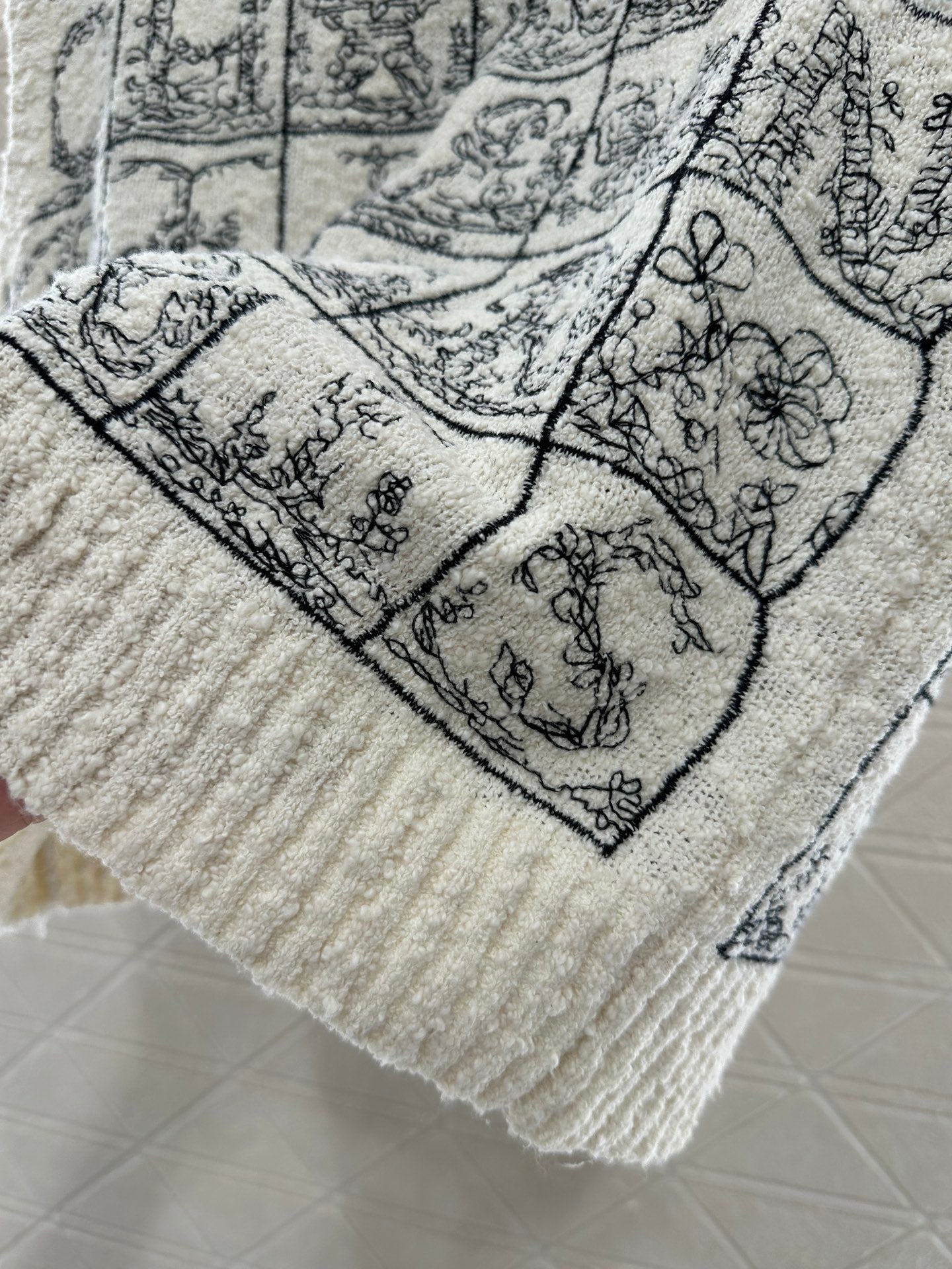 Letter jacquard knitted vest