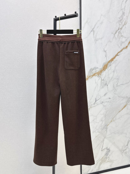 New straight-leg pants with small logo decoration