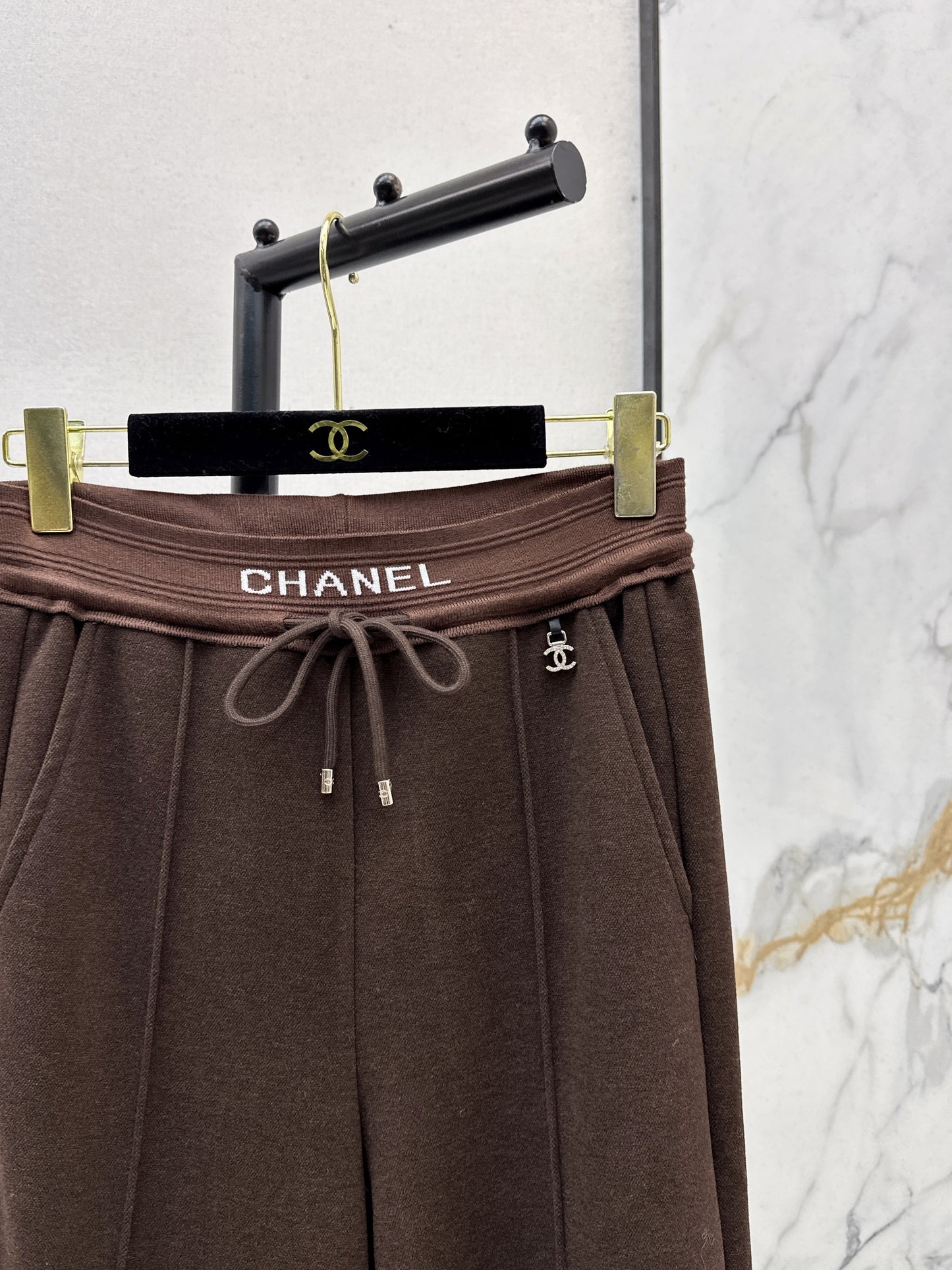 New straight-leg pants with small logo decoration