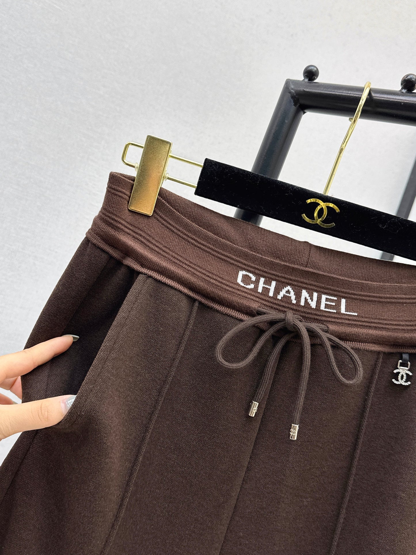 New straight-leg pants with small logo decoration