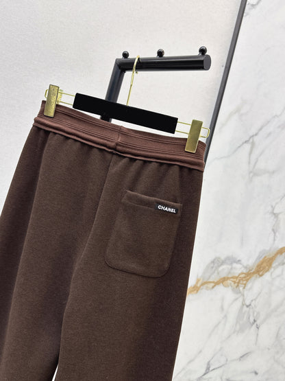 New straight-leg pants with small logo decoration