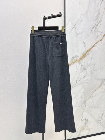 New straight-leg pants with small logo decoration