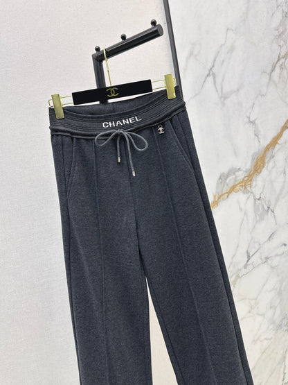 New straight-leg pants with small logo decoration