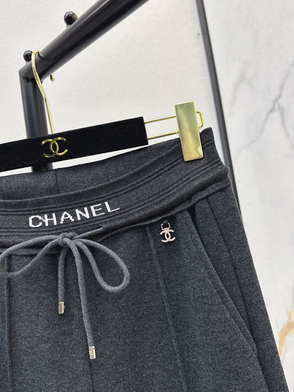 New straight-leg pants with small logo decoration