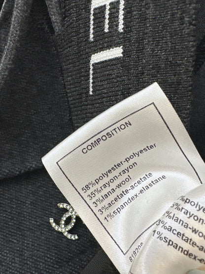 New straight-leg pants with small logo decoration