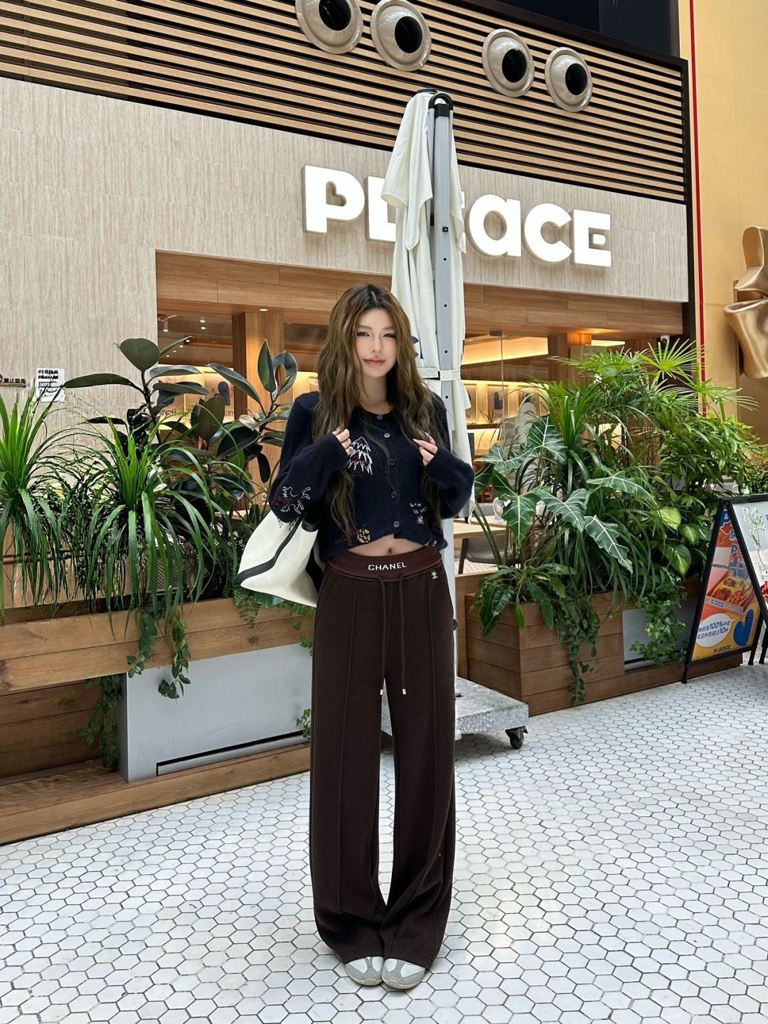 New straight-leg pants with small logo decoration