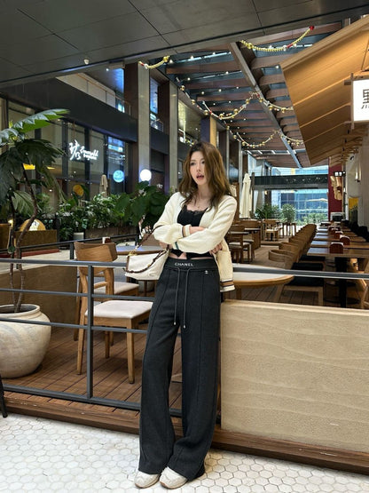 New straight-leg pants with small logo decoration