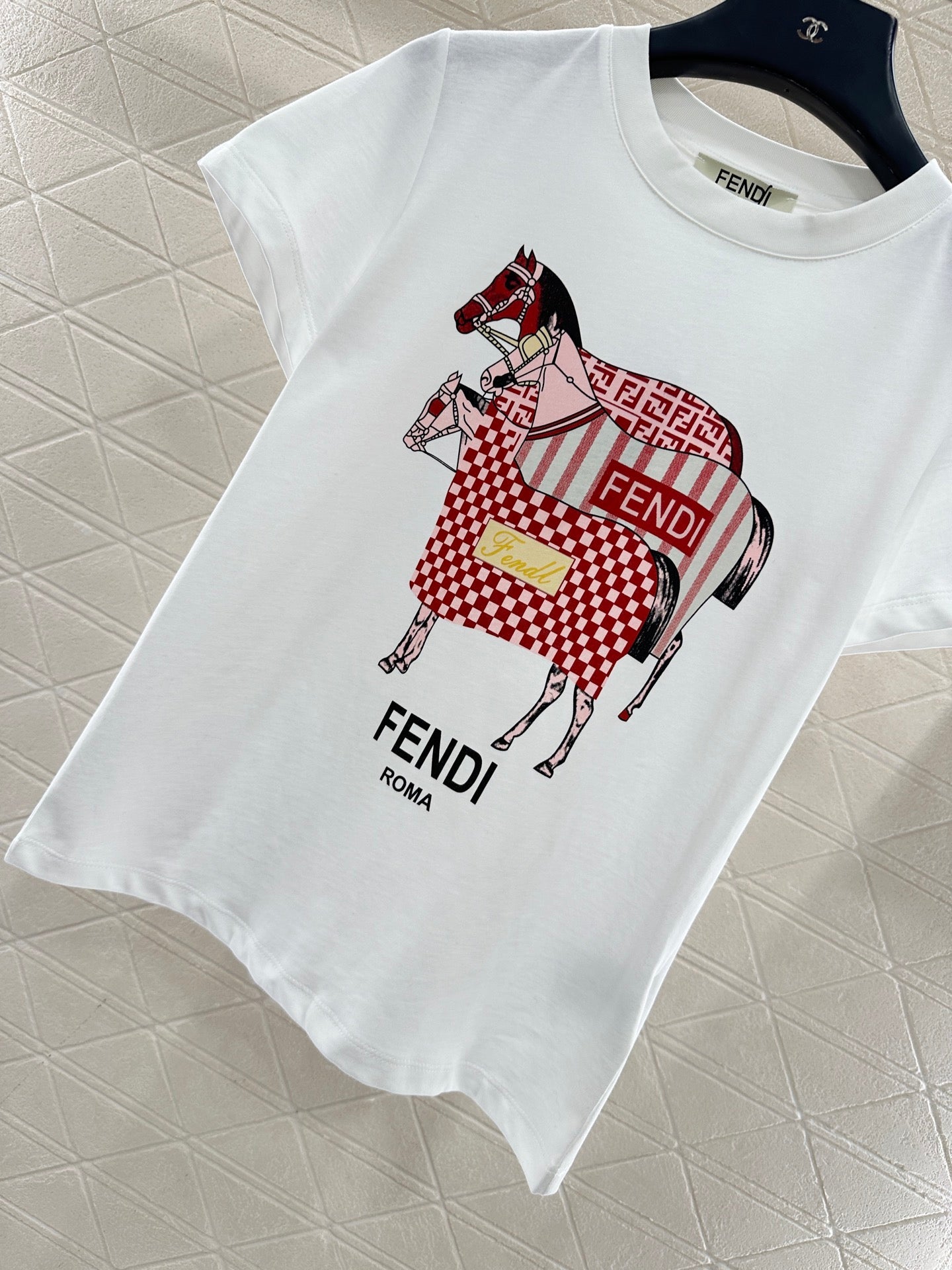 Round neck horse racing print short-sleeved shirt