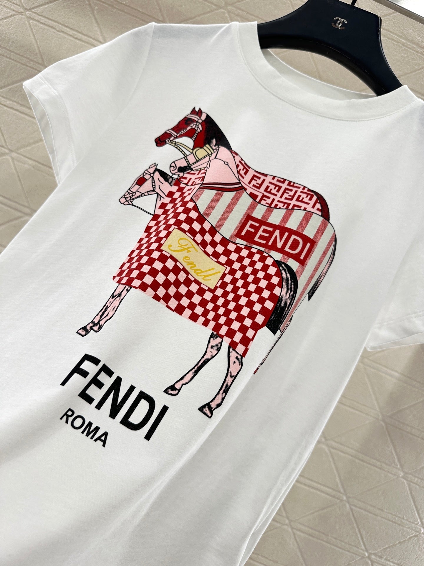 Round neck horse racing print short-sleeved shirt