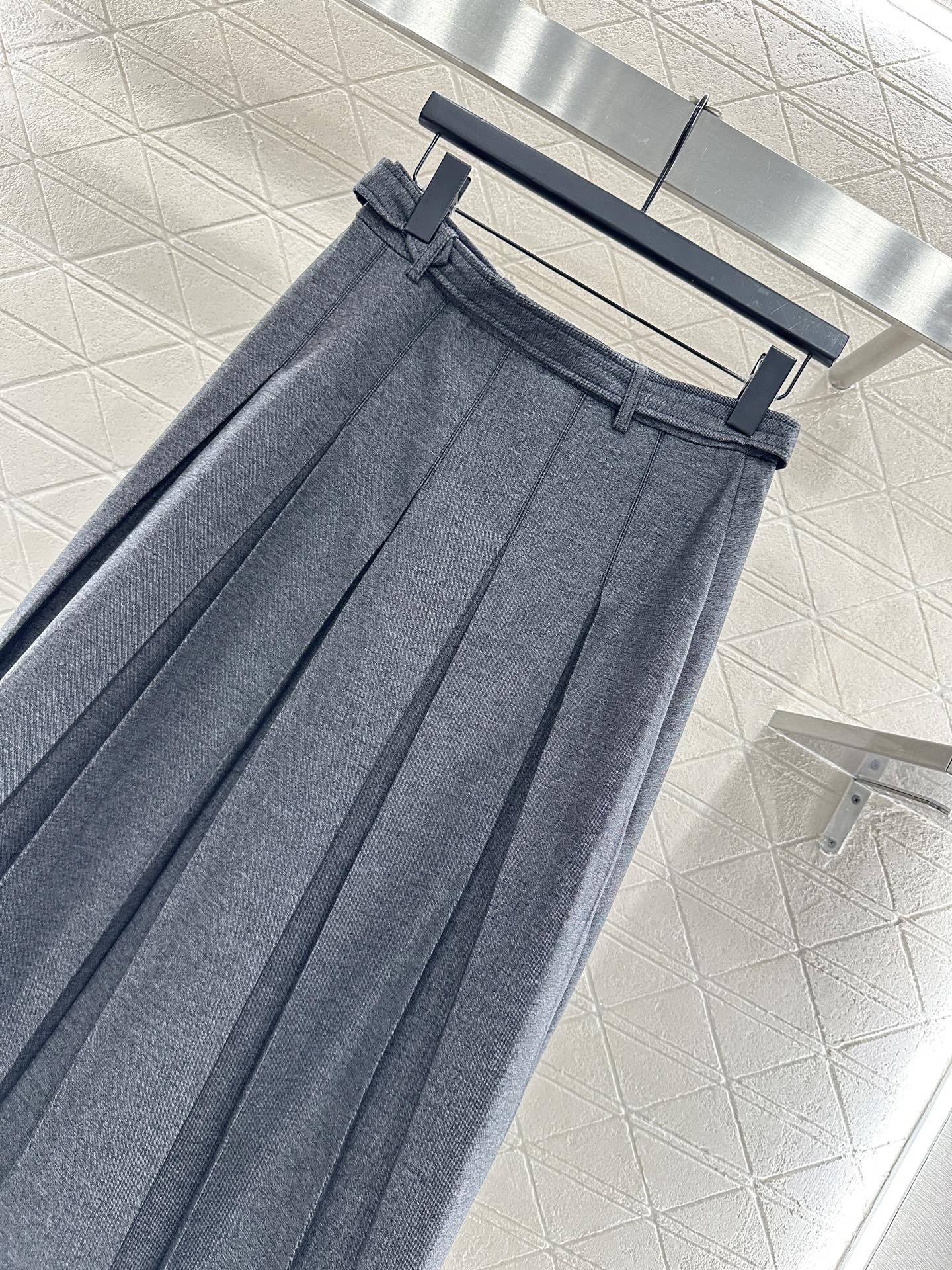 Belted midi pleated skirt