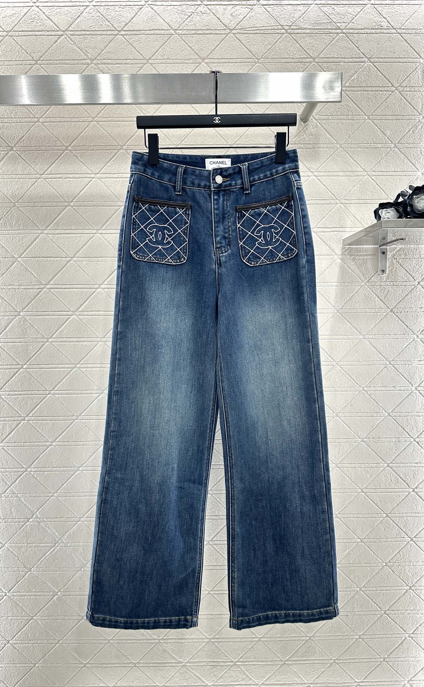 Diamond-patterned logo pocket jeans