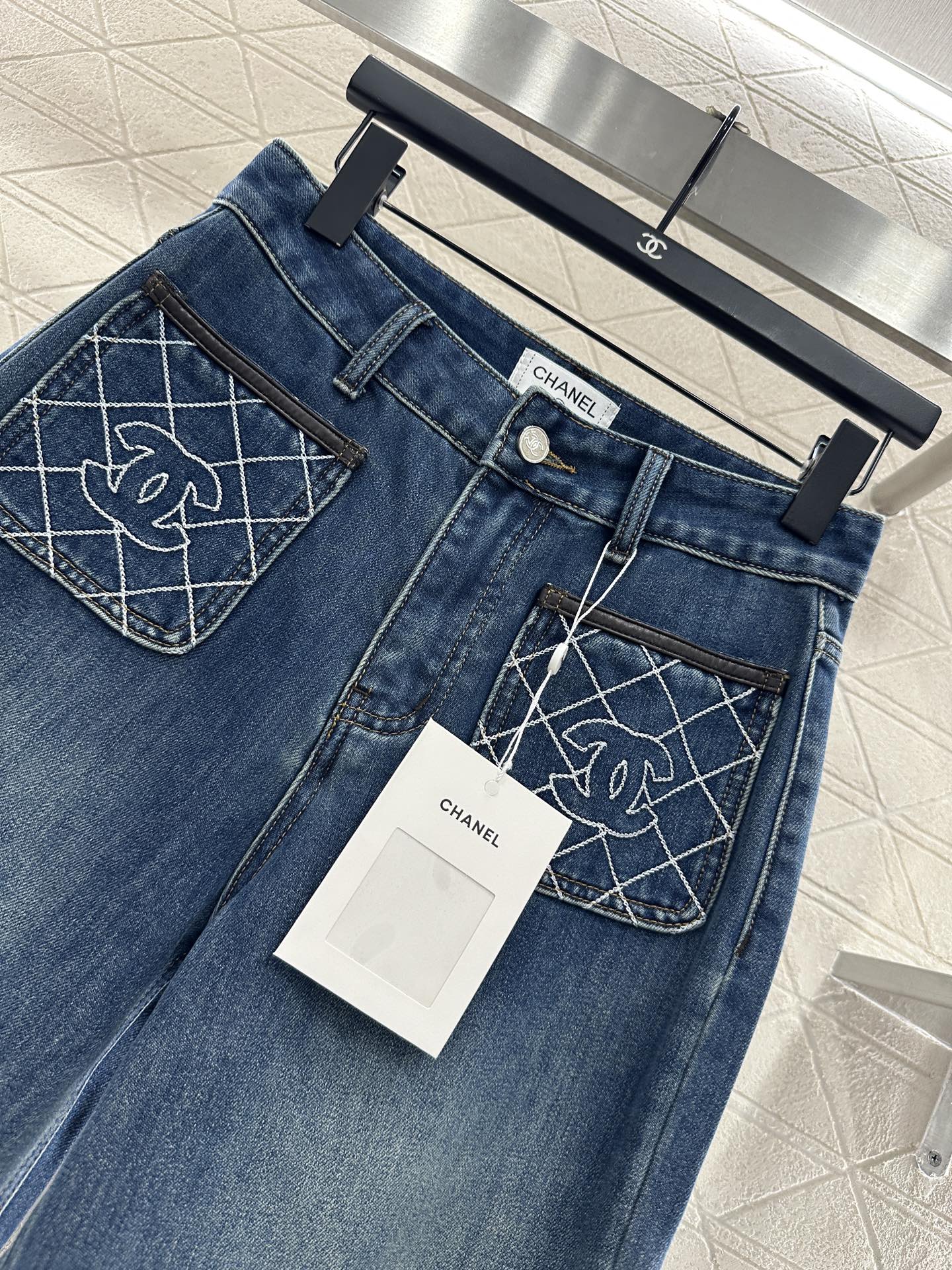 Diamond-patterned logo pocket jeans