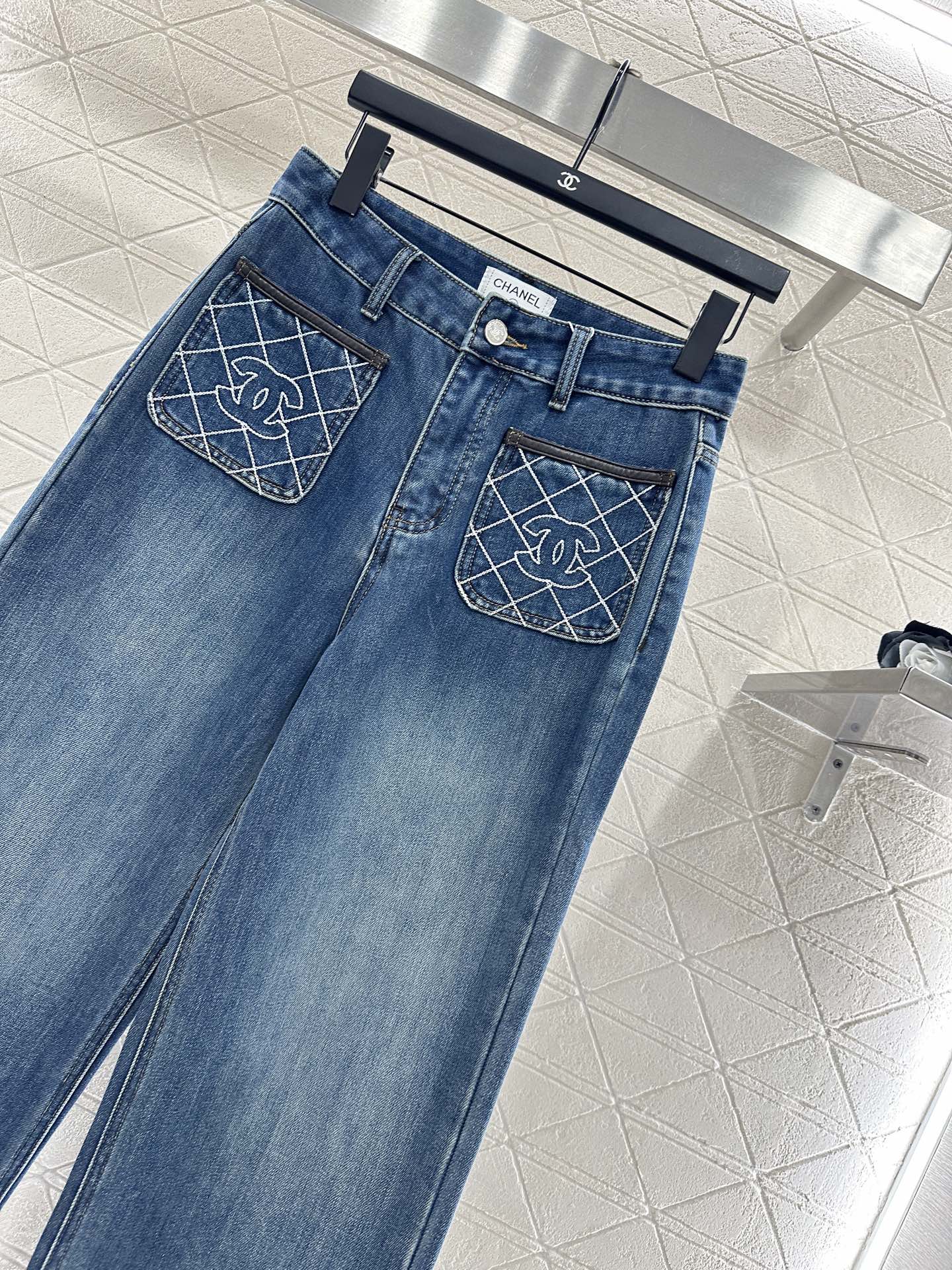 Diamond-patterned logo pocket jeans