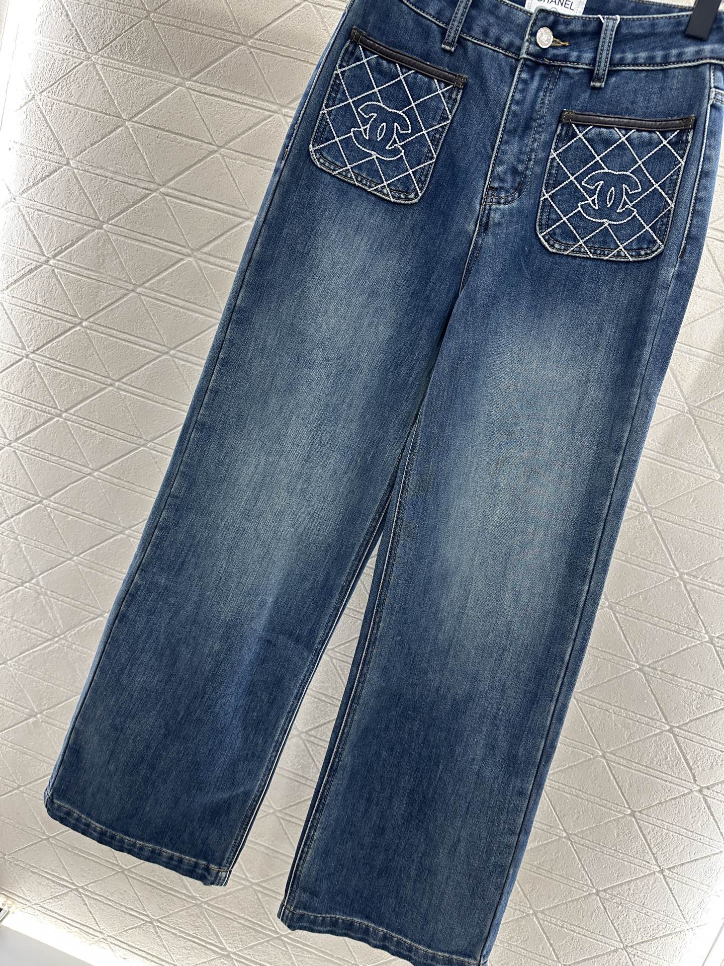 Diamond-patterned logo pocket jeans