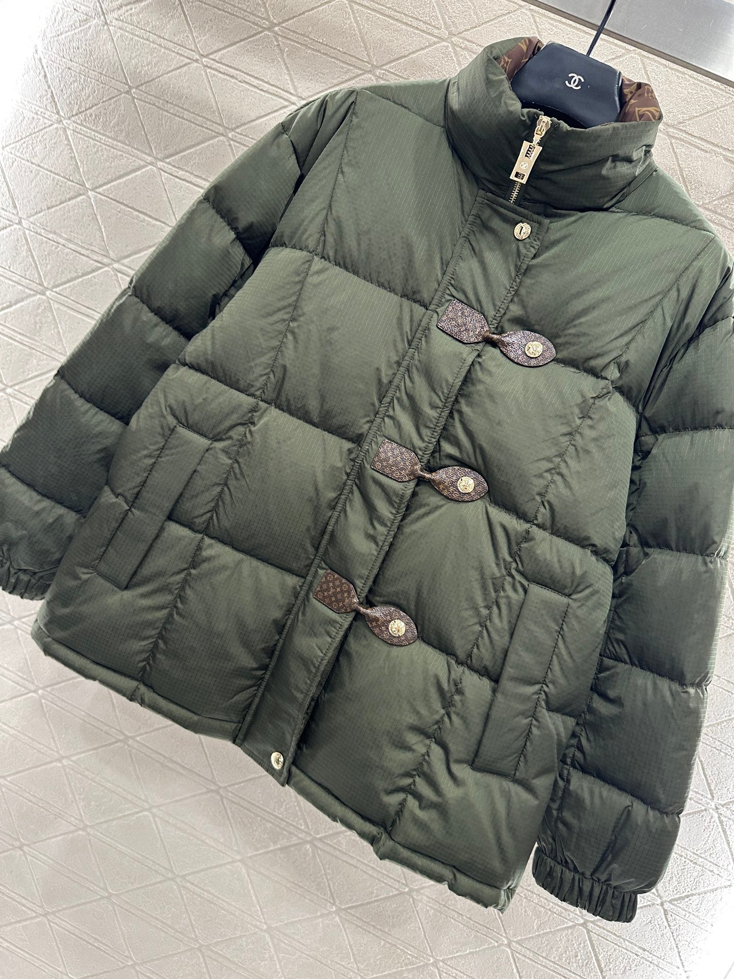 Leather buckle stand-up collar down jacket