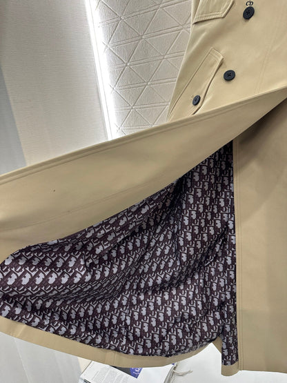 Long trench coat with large lapel