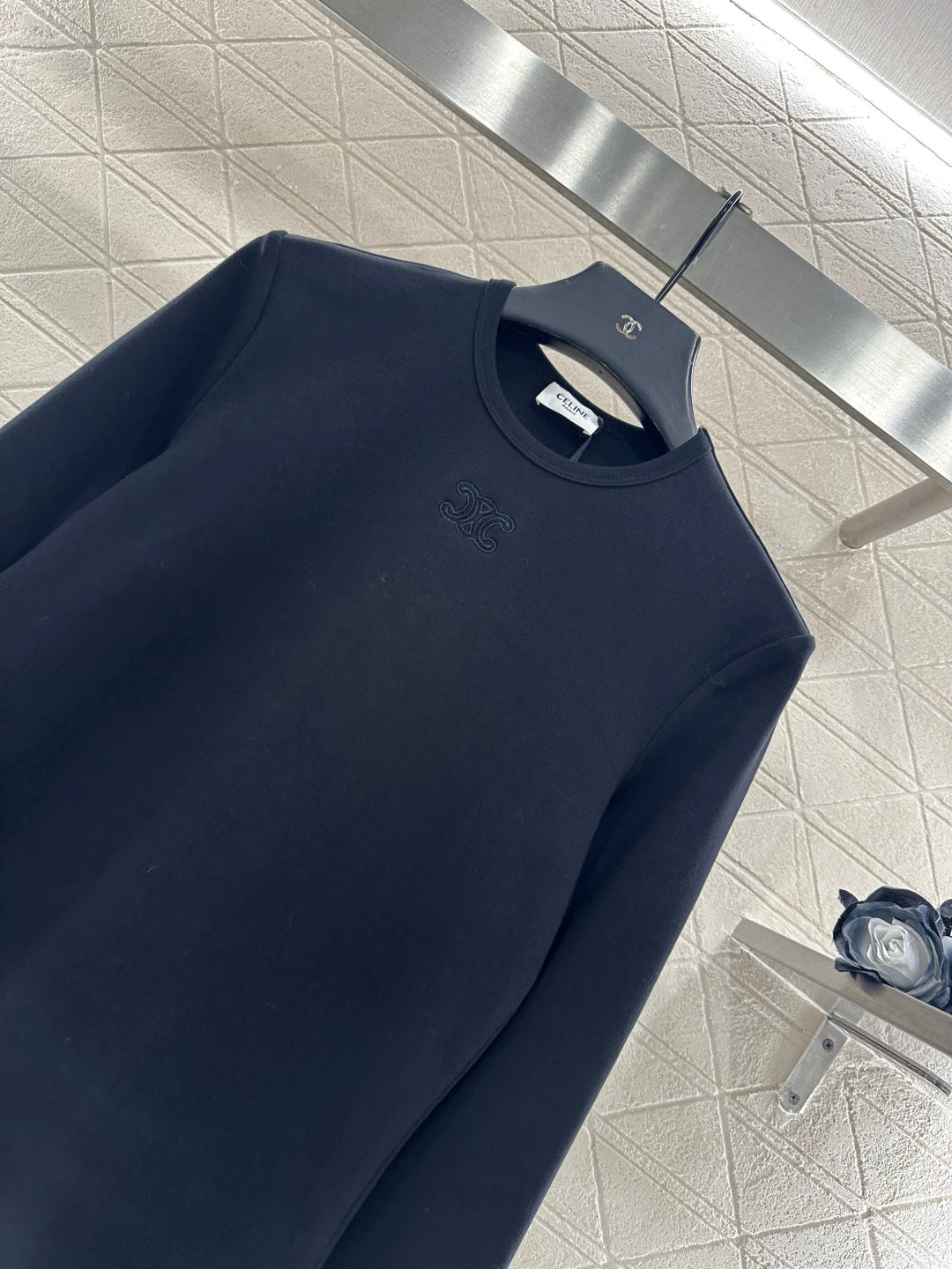 Round neck embroidered long sleeve