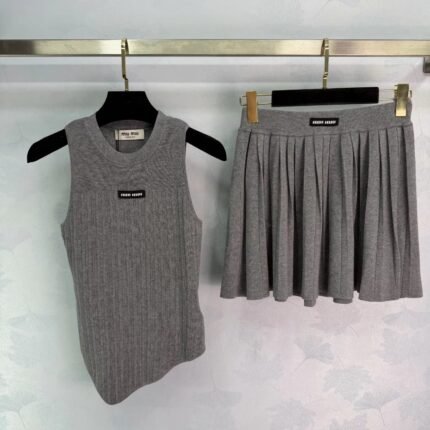 leeveless vest + pleated skirt set